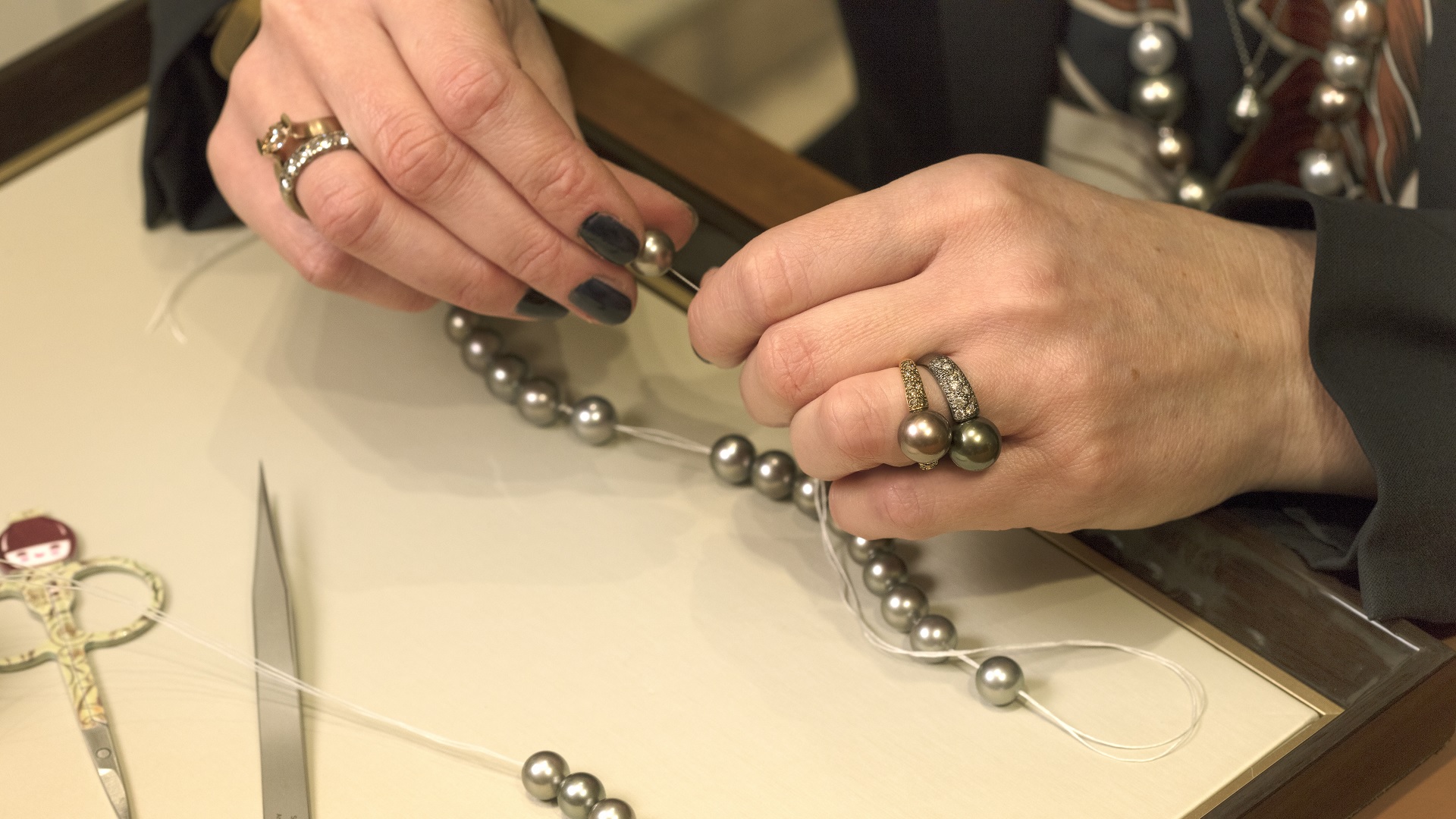 Perlenknüpfen bei Juwelier S.M.Wild