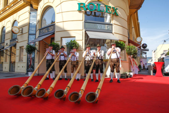 Alphornbläser bei der Schweizer Uhrenwoche bei Juwelier S.M.Wild