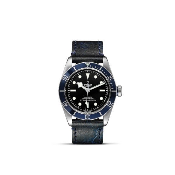 Tudor Black Bay mit Edelstahlgehäuse und Lederband und blauem Zifferblatt