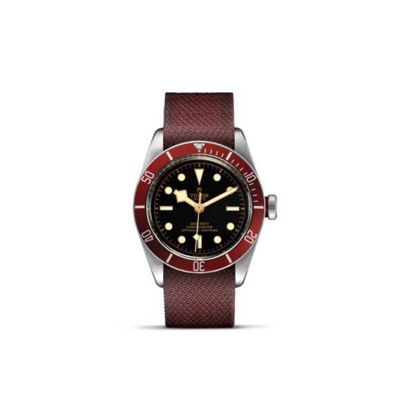 Tudor Black Bay mit Edelstahlgehäuse und Textilband und rotem Zifferblatt