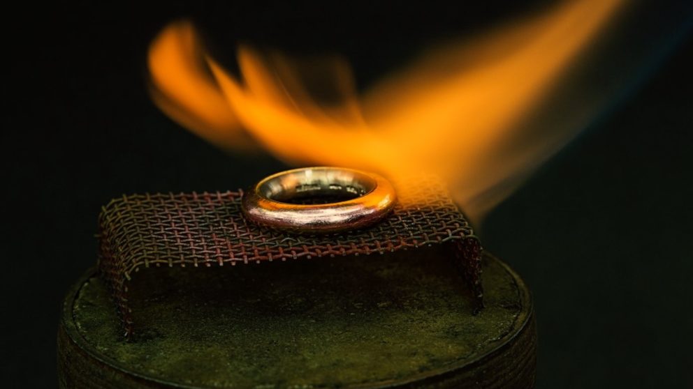 Niessing Ring im Feuer