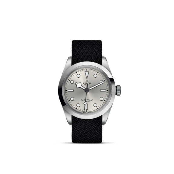 Tudor Black Bay 41 mit Edelsthalgehäuse und Textilband und silberfarbenem Zifferblatt