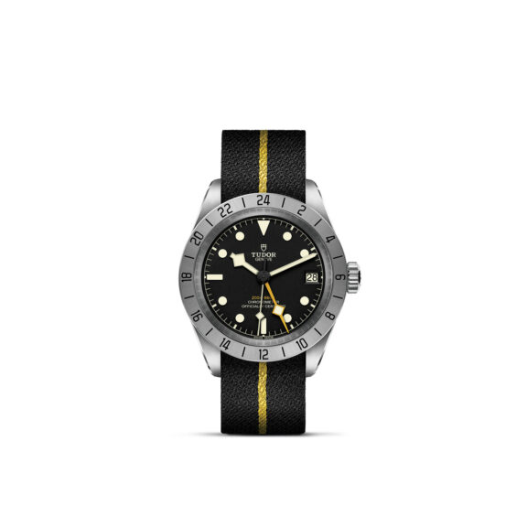 Tudor Black Bay Pro mit Edelstahlgehäuse und Textilband und schwarzem Zifferblatt