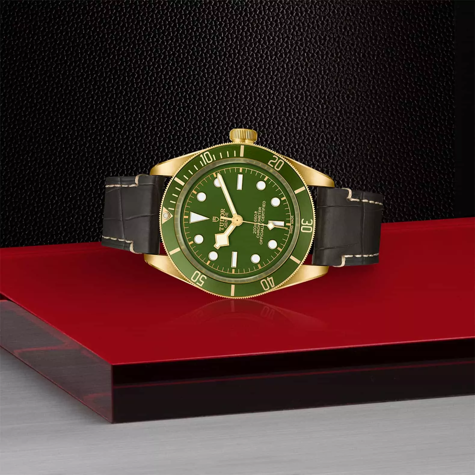 Tudor Black Bay Fifty-Eight 18K mit Gehäuse aus 18 Karat Gelbgold und Lederband und grünem Zifferblatt liegend