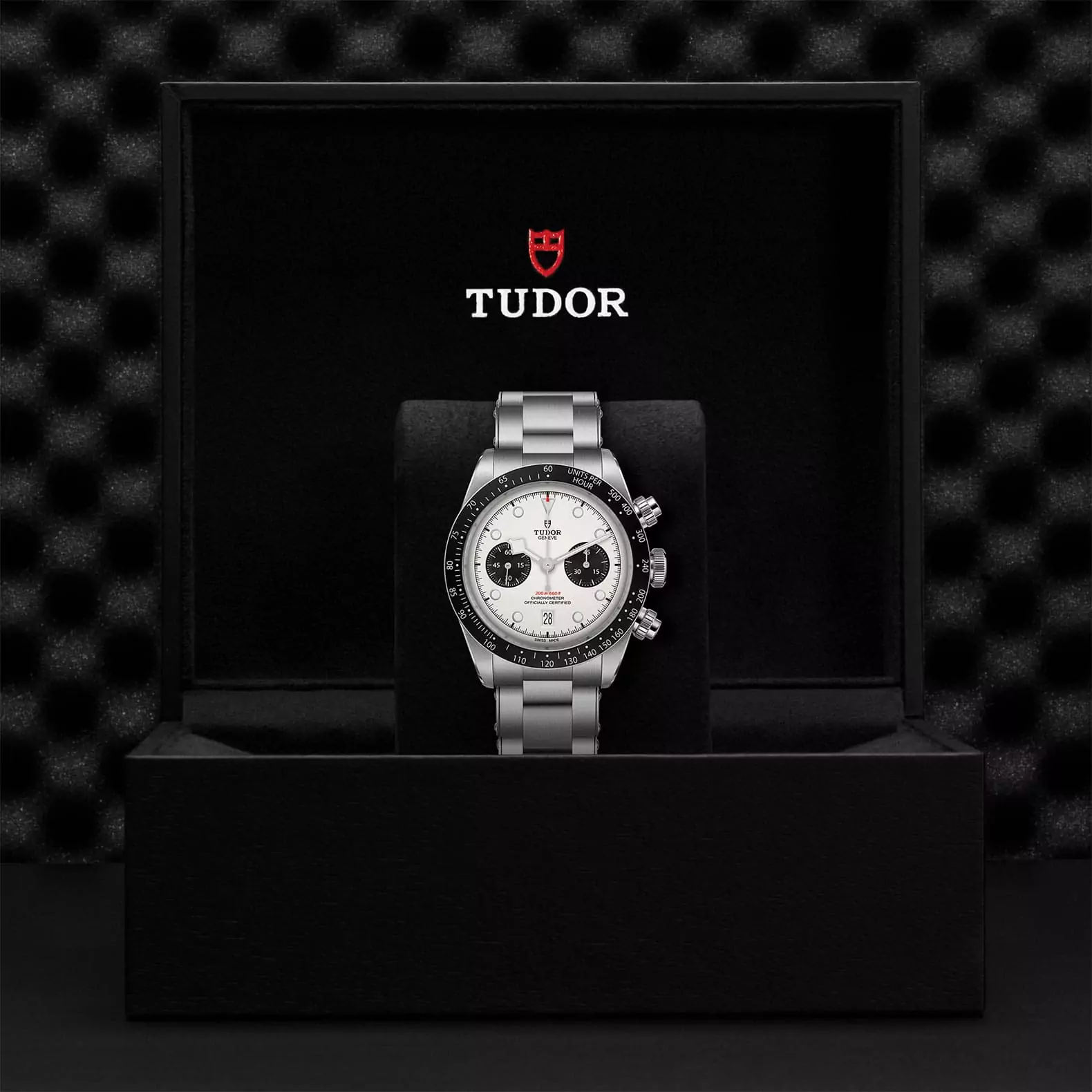 Tudor Black Bay Chrono mit Gehäuse und Band aus Edelstahl und weißem Zifferblatt in der Box