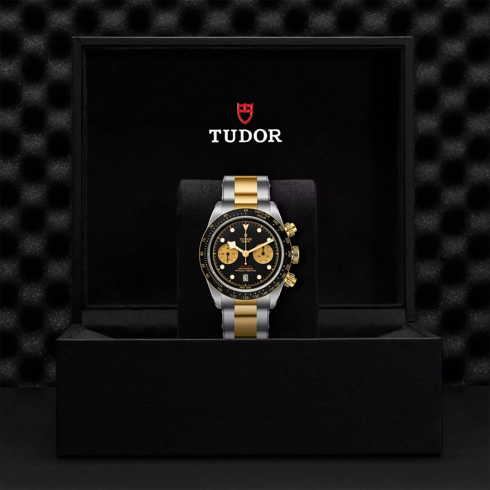 Tudor Black Bay Chrono S&G mit Gehäuse und Band aus Edelstahl und Gelbgold und schwarzem Zifferblatt in der Box