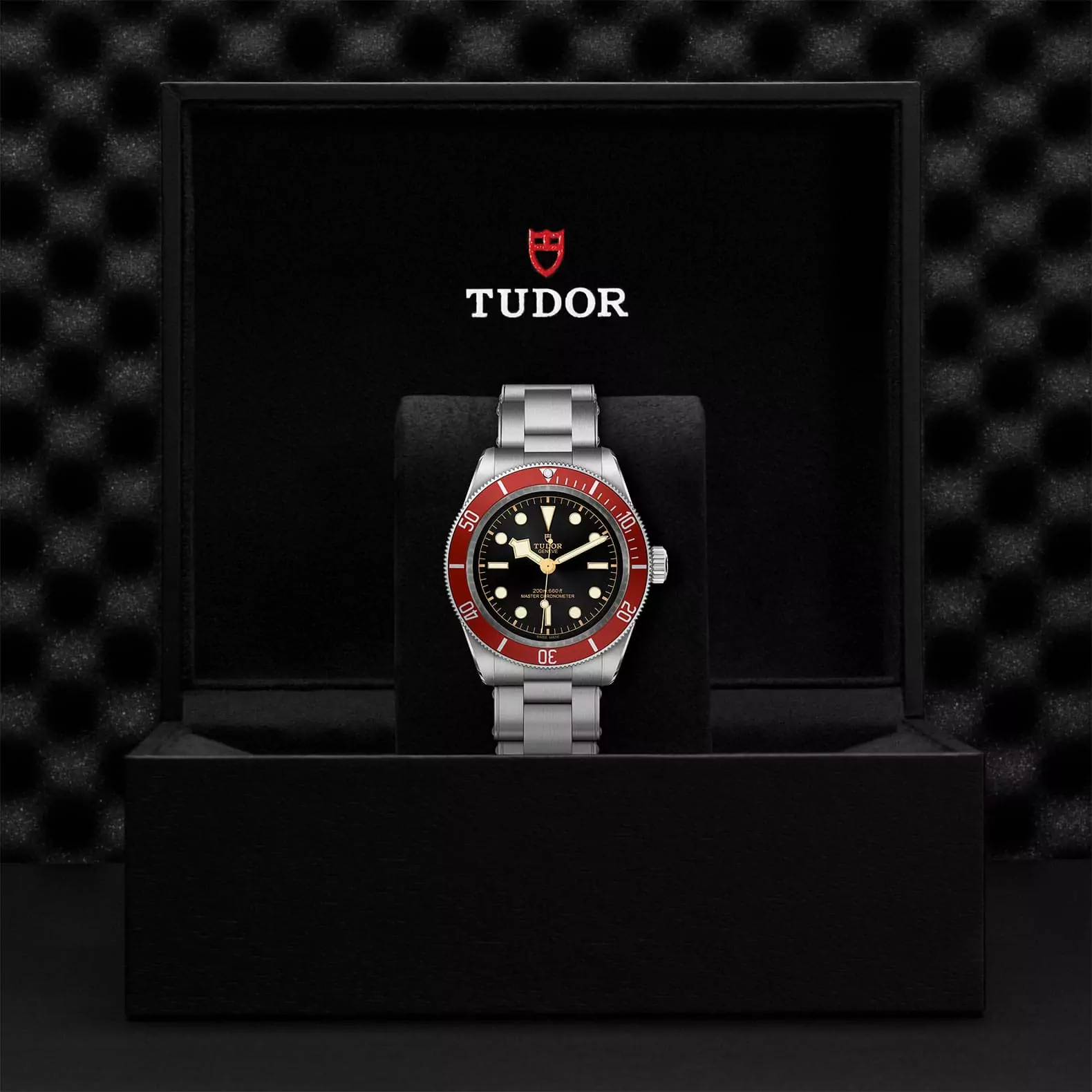 Tudor Black Bay mit Gehäuse und Band aus Edelstahl und schwarzem Zifferblatt und roter Lünette in der Box
