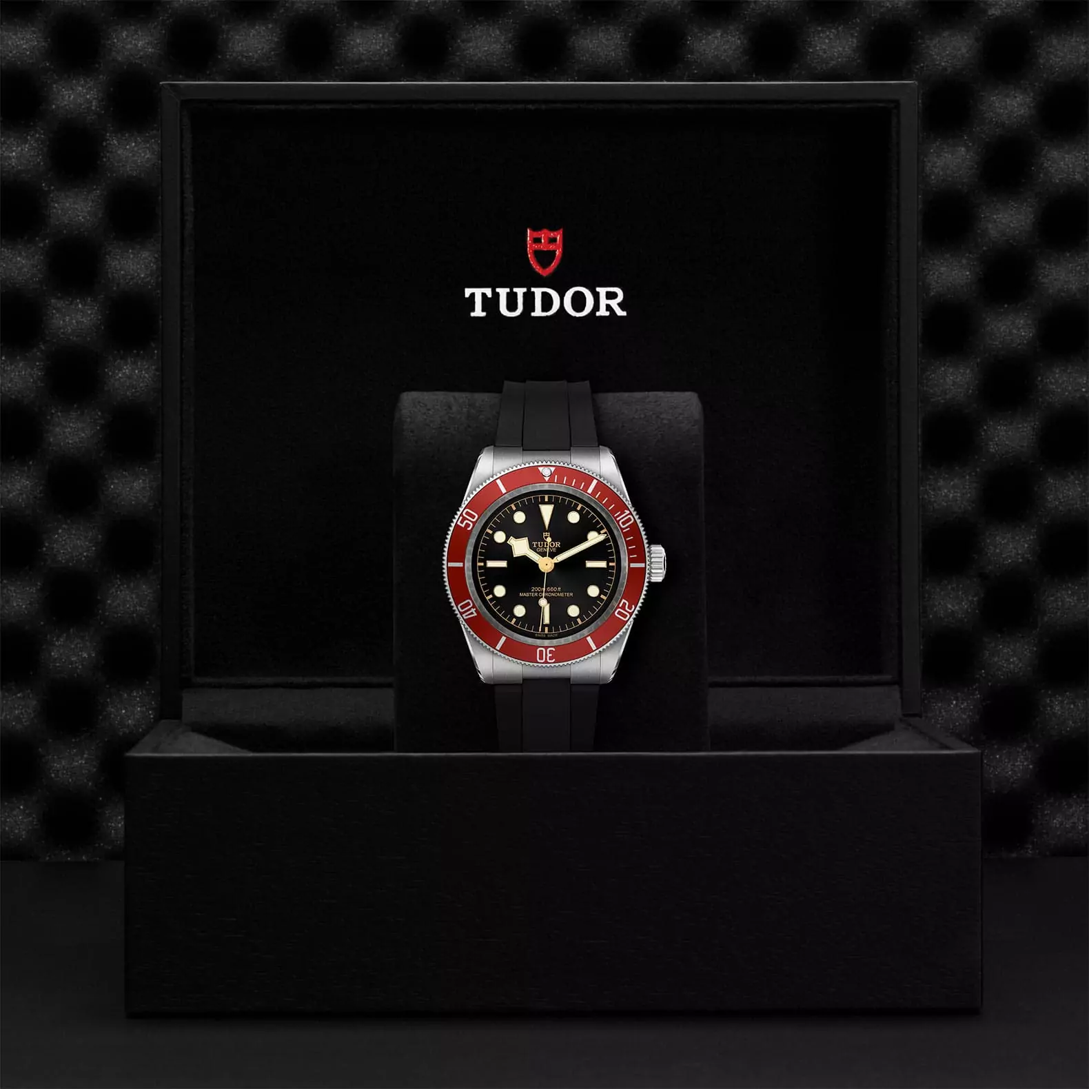 Tudor Black Bay mit Edelstahlgehäuse und Kautschukband, schwarzem und Zifferblatt, roter Lünette in der Box