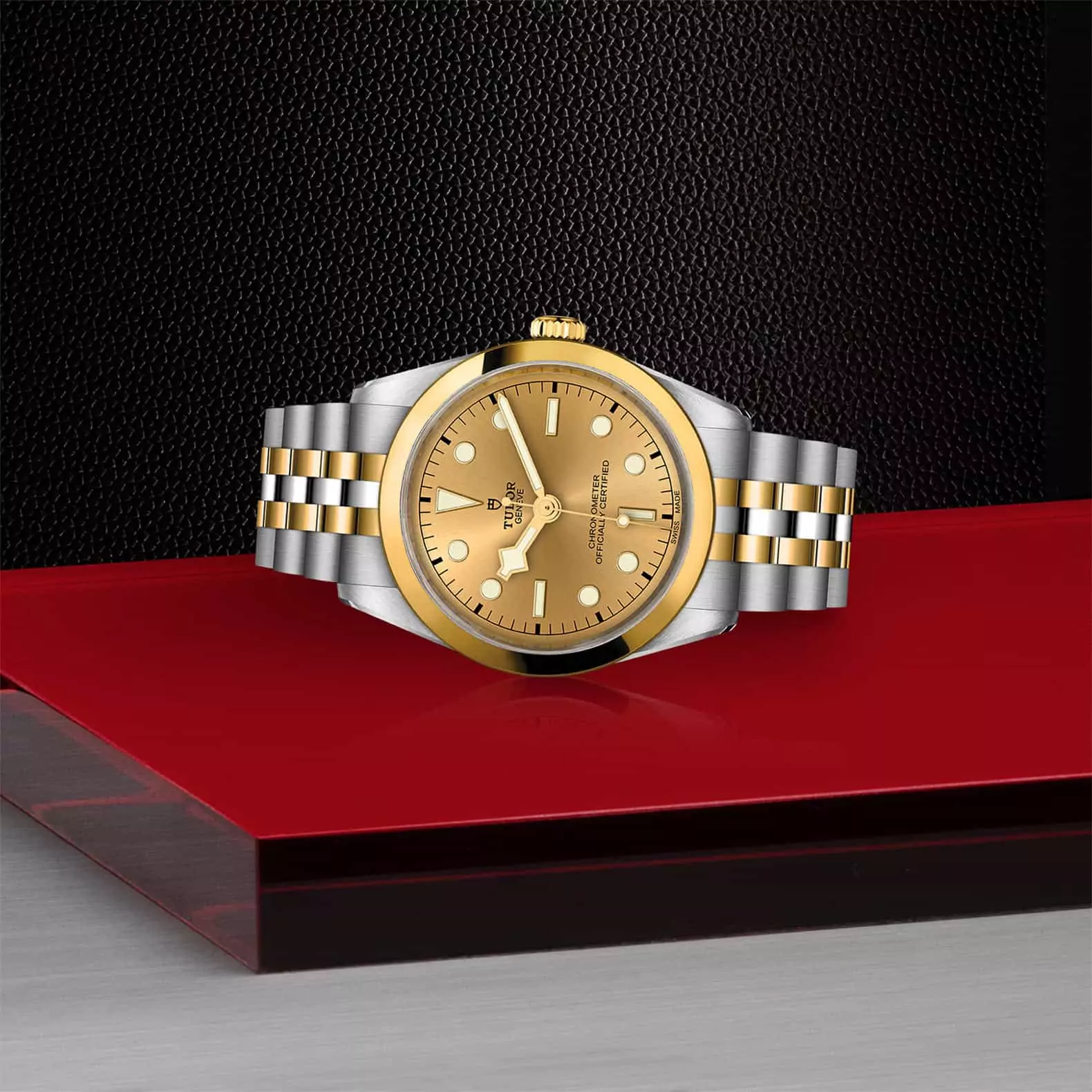Tudor Black Bay 36 S&G mit Gehäuse und Band aus Edelstahl und Gelbgold und champagnerfarbenem Zifferblatt liegend