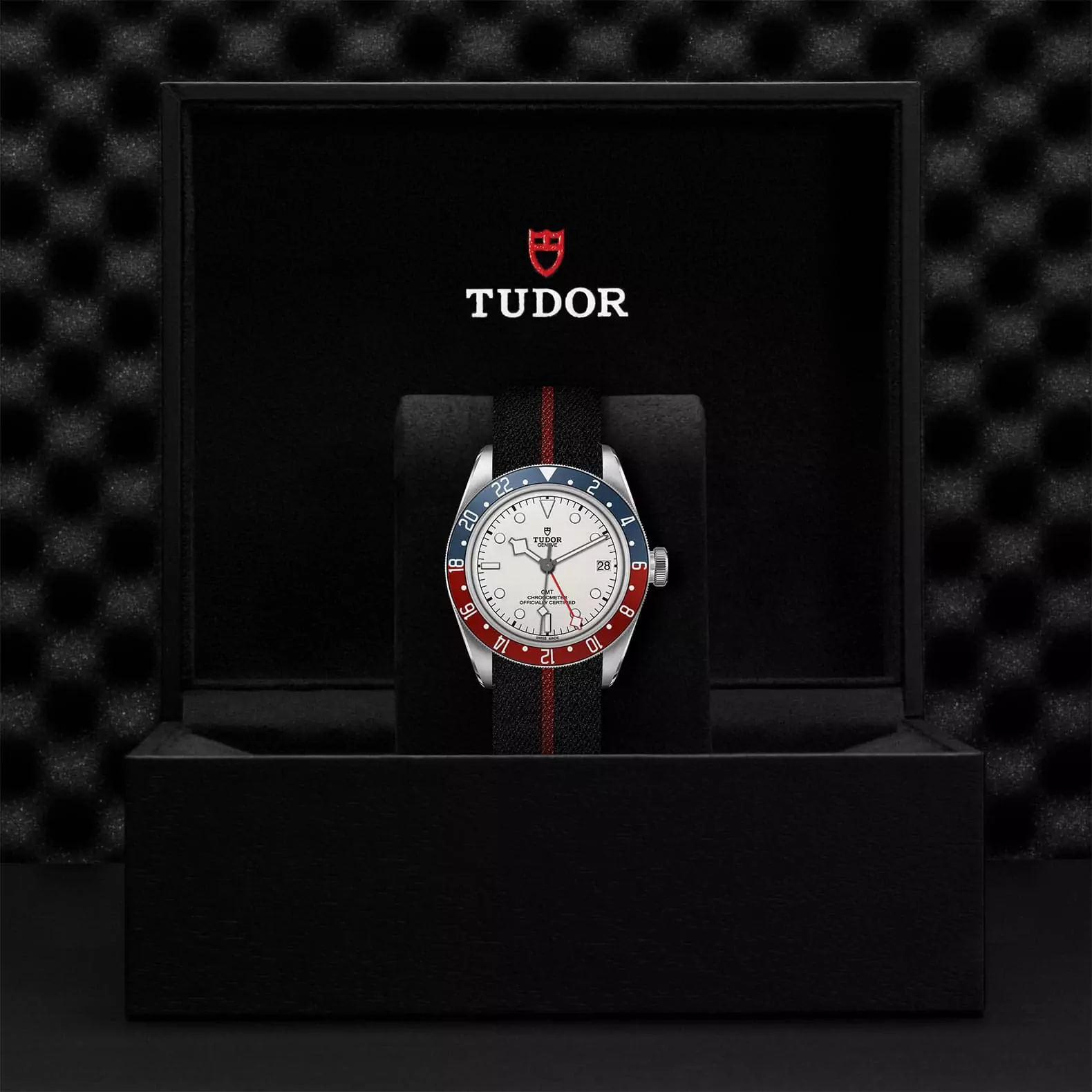 Tudor Black Bay GMT mit Edelstahlgehäuse und Textilband und opalfarbenem Zifferblatt in der Box