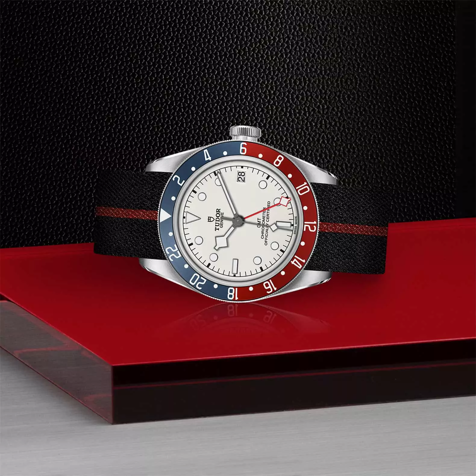 Tudor Black Bay GMT mit Edelstahlgehäuse und Textilband und opalfarbenem Zifferblatt liegend