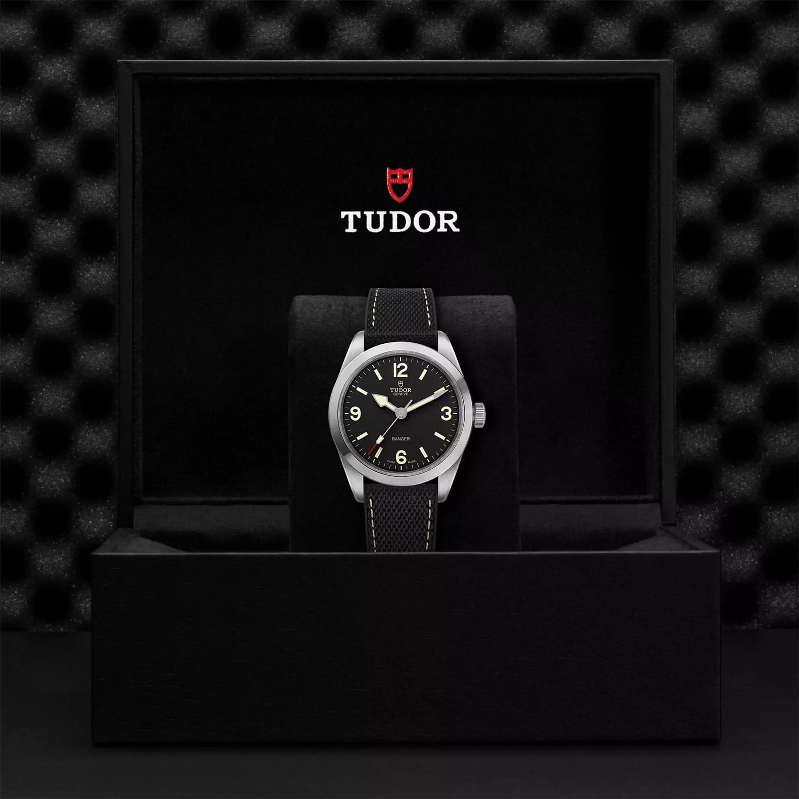 Tudor Ranger mit Edelstahlgehäuse und Lederband und schwarzem Zifferblatt in der Box