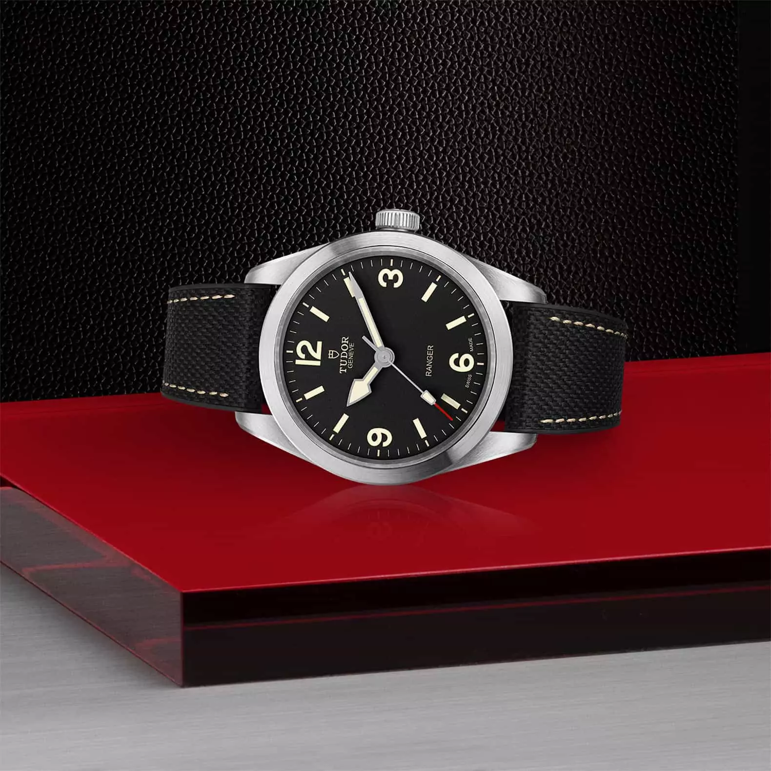 Tudor Ranger mit Edelstahlgehäuse und Lederband und schwarzem Zifferblatt liegend