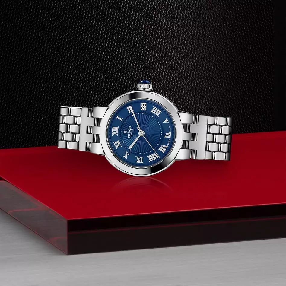 Tudor Clair de Rose mit 34 Millimeter Gehäuse und Band aus Edelstahl und blauem Zifferblatt liegend
