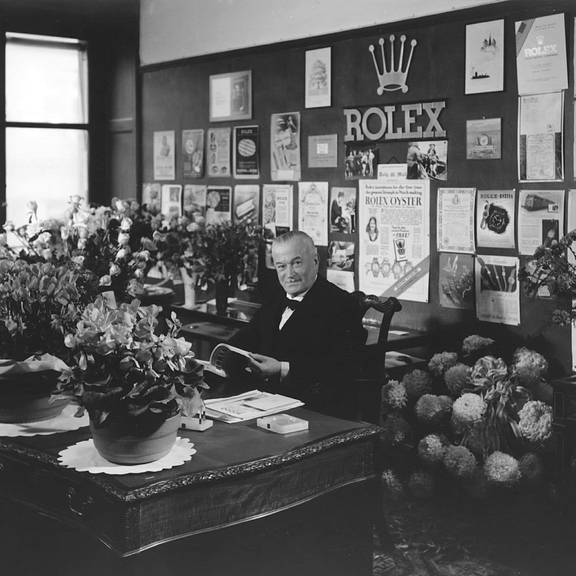 Hans Wilsdorf, Gründer von Rolex, in seinem Büro