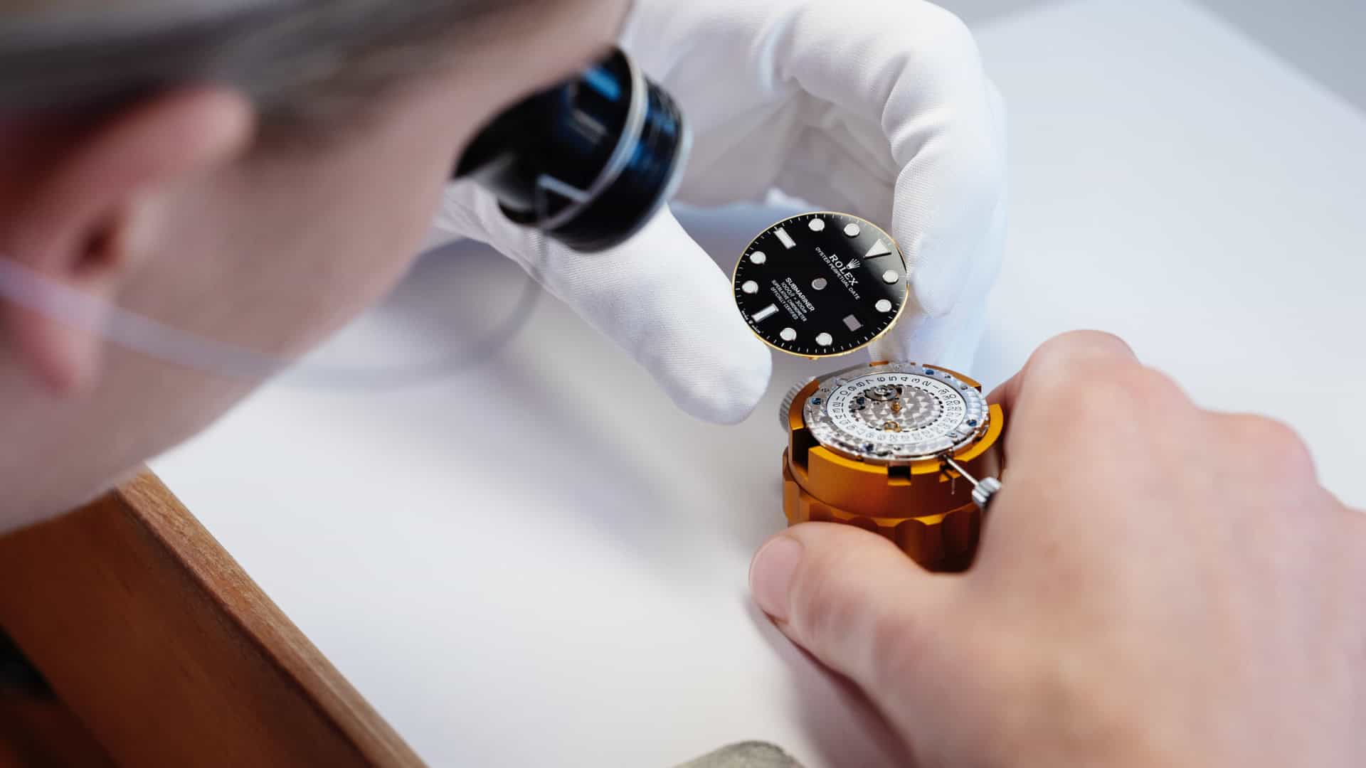 Die Welt von Rolex bei Juwelier S.M.Wild - die Montage eines Zifferblatts