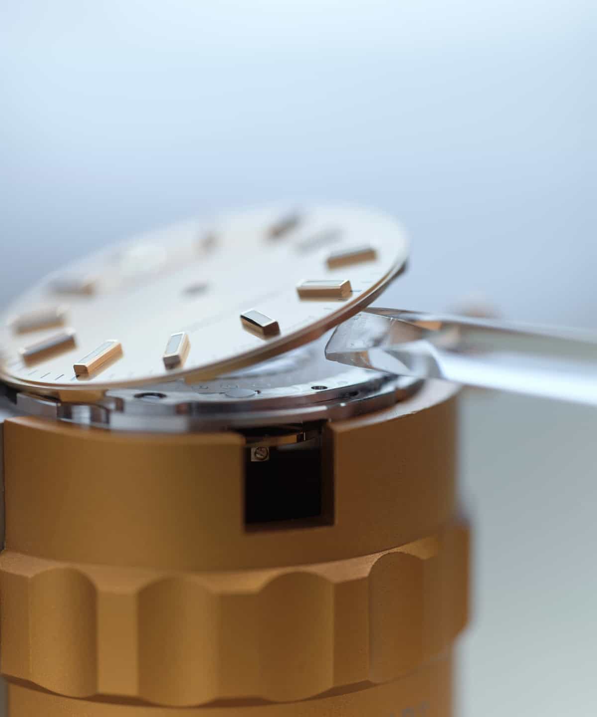 Das Rolex Wartungsverfahren bei Juwelier S.M.Wild - das Zerlegen des Uhrwerks