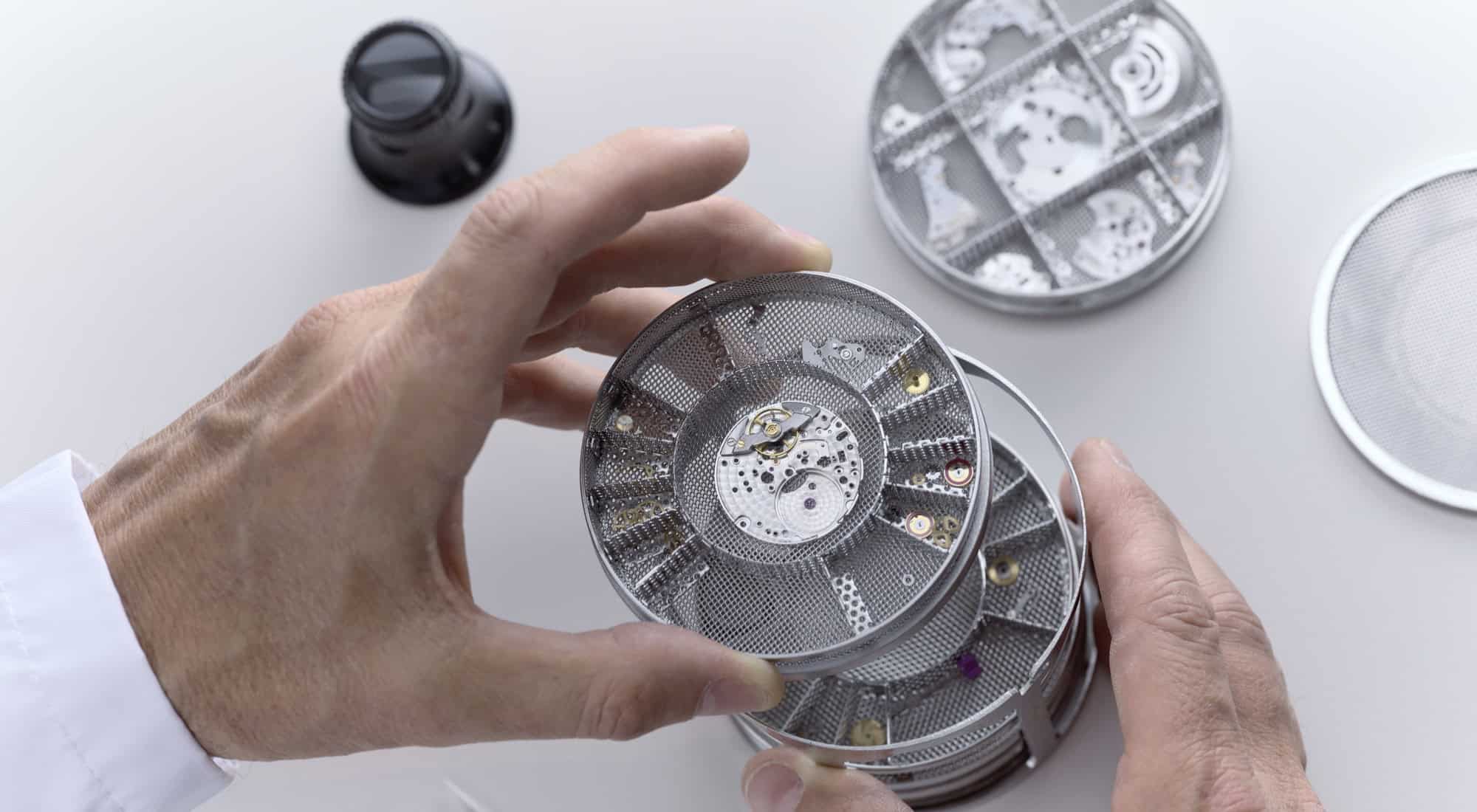 Das Rolex Wartungsverfahren bei Juwelier S.M.Wild - die Reinigung der Werkbestandteile