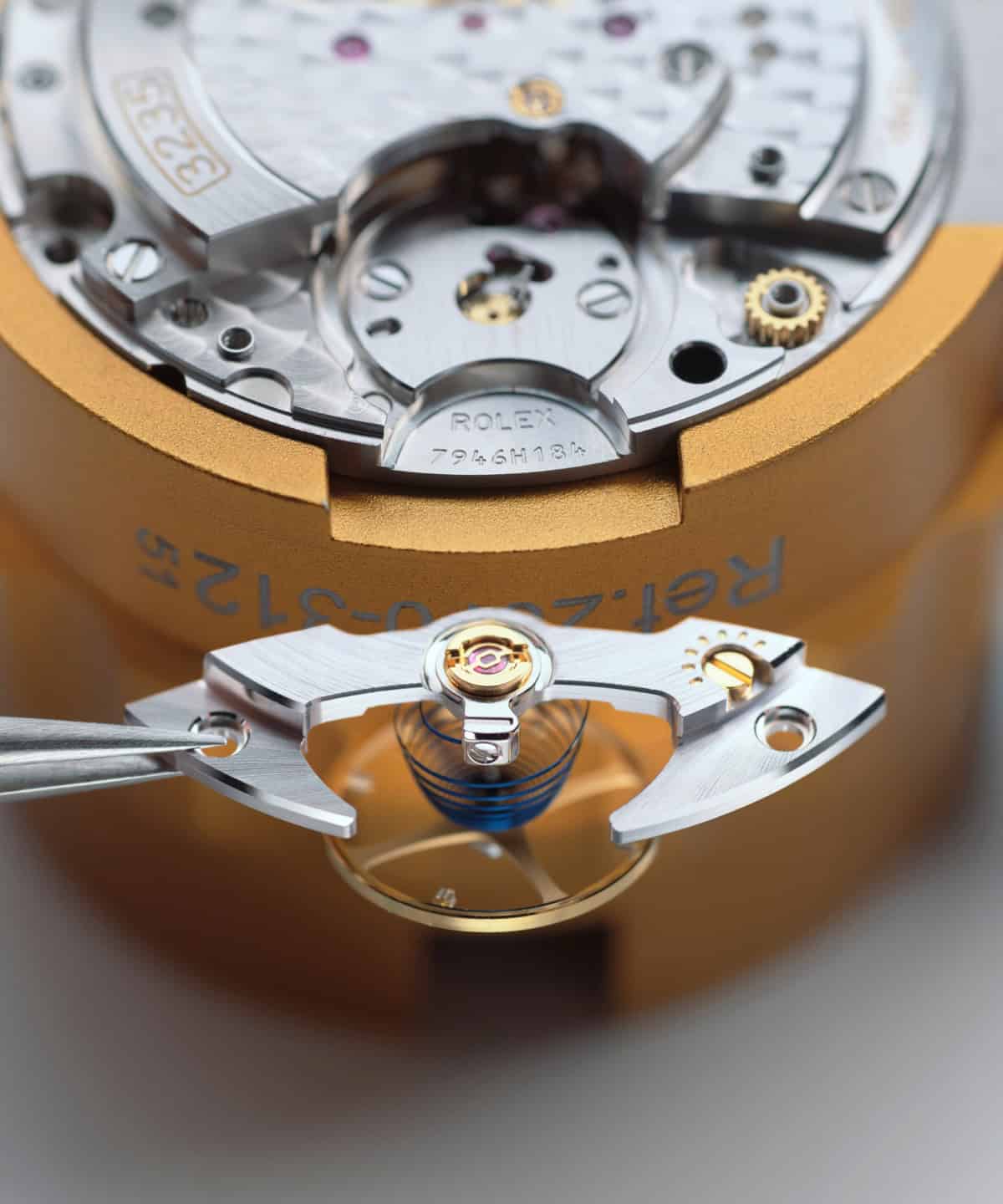 Das Rolex Wartungsverfahren bei Juwelier S.M.Wild - Montage der Werkbestandteile