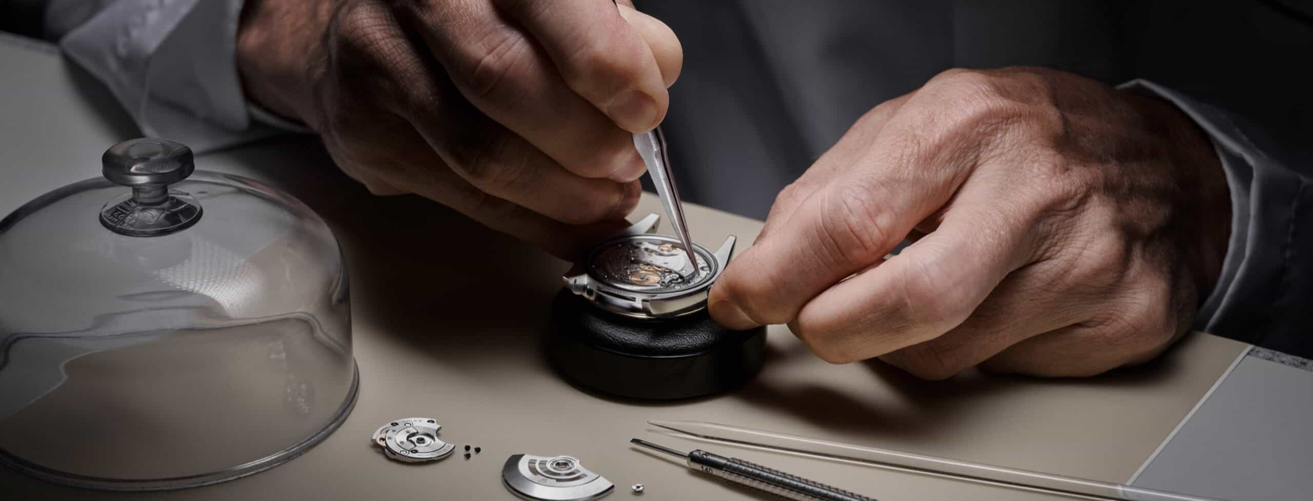Wartung Ihrer Rolex bei Juwelier S.M.Wild - Zusammensetzen der Uhr