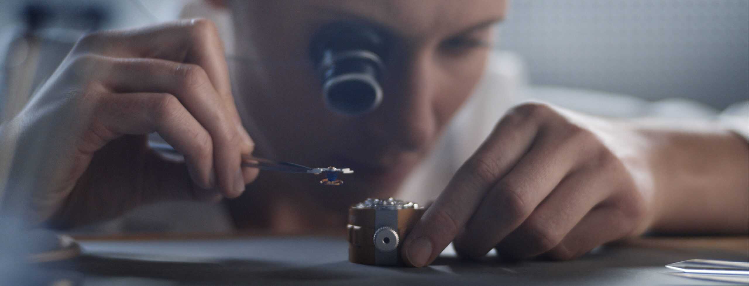Rolex Uhrmacherkunst bei Juwelier S.M.Wild in Linz - Montage des Uhrwerks