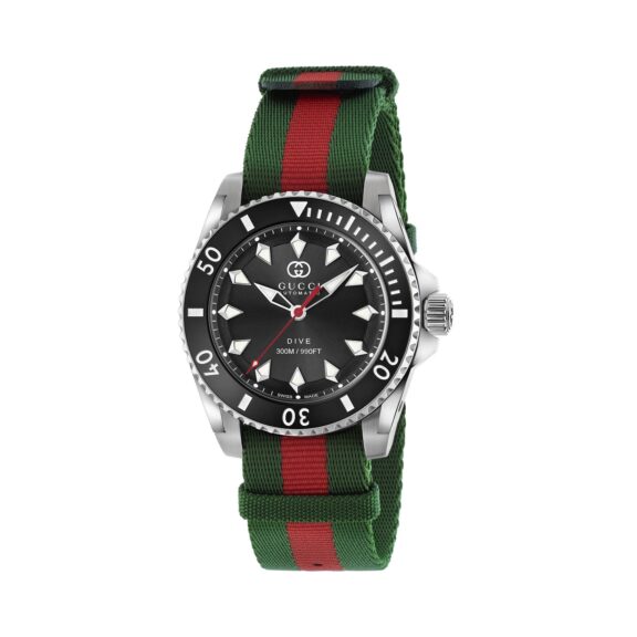 Gucci Dive Uhr mit Edelstahlgehäuse und Nylonband mit schwarzem Zifferblatt