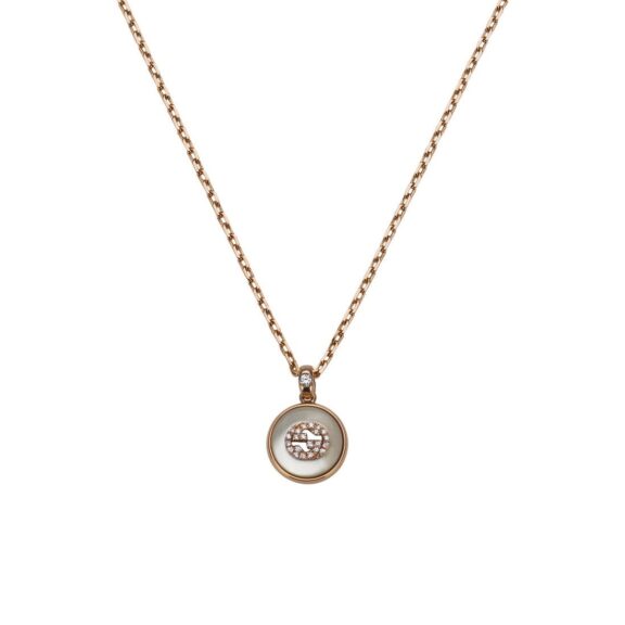Interlocking Collier von Gucci aus 18 Karat Roségold mit Perlmutt und Diamant
