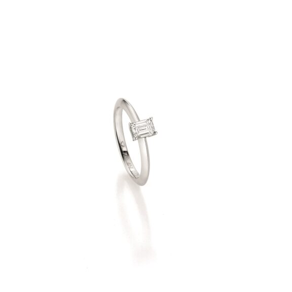 Ring aus Weißgold mit Diamant