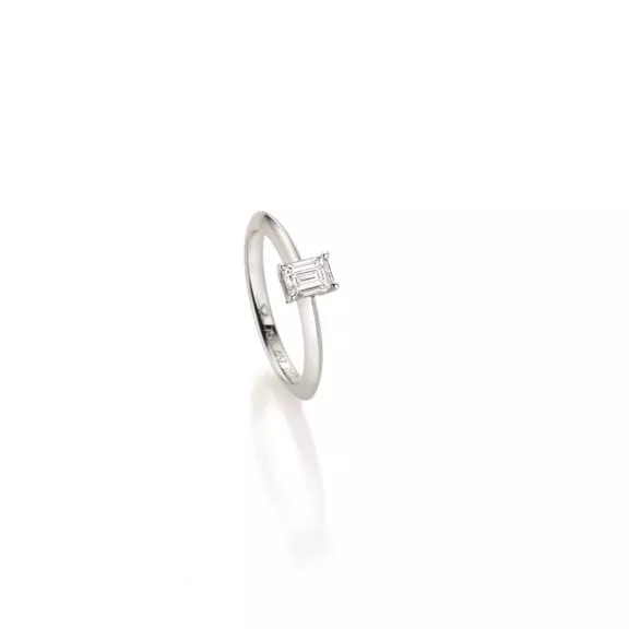 Ring aus Weißgold mit Diamant