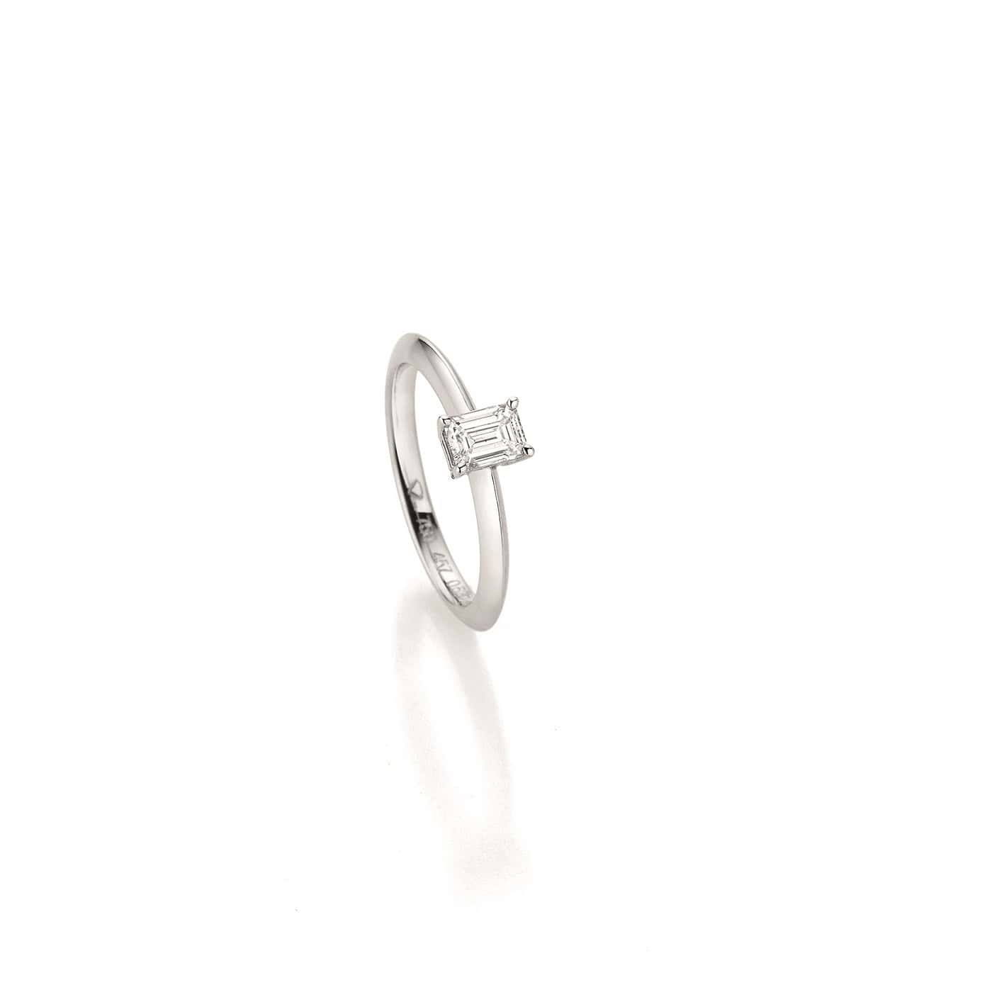 Ring aus Weißgold mit Diamant