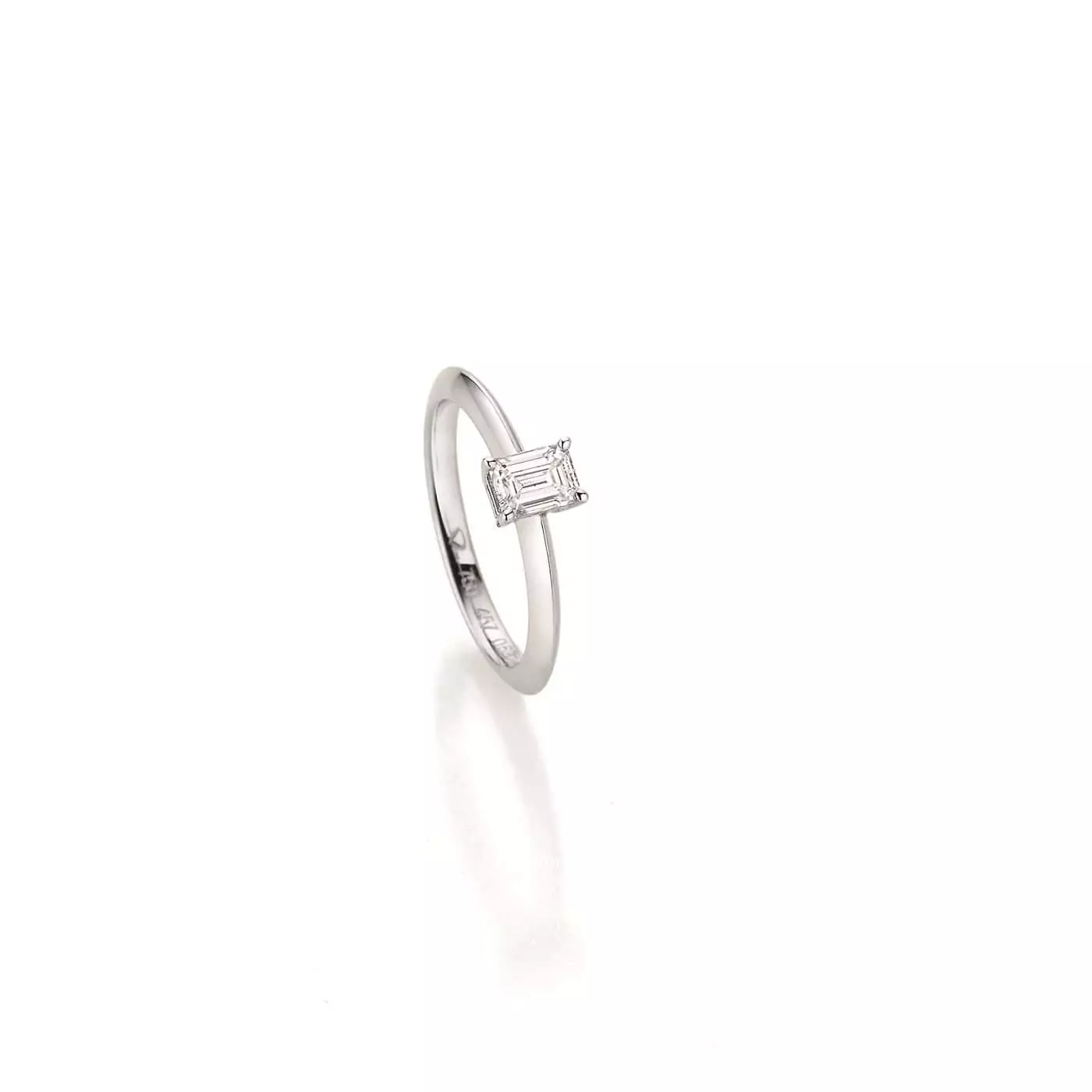Ring aus Weißgold mit Diamant