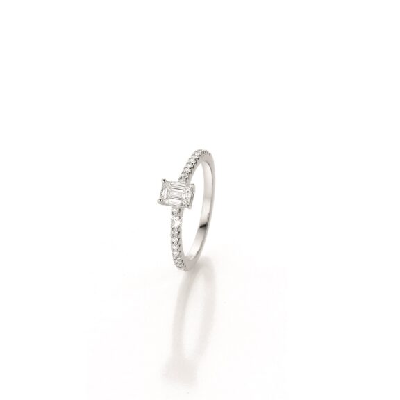 Ring aus Weißgold mit Diamanten