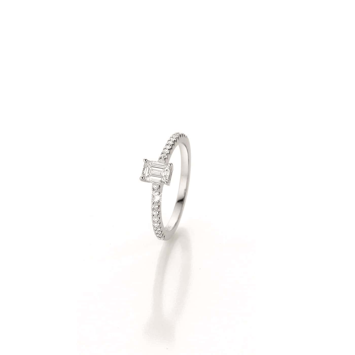 Ring aus Weißgold mit Diamanten