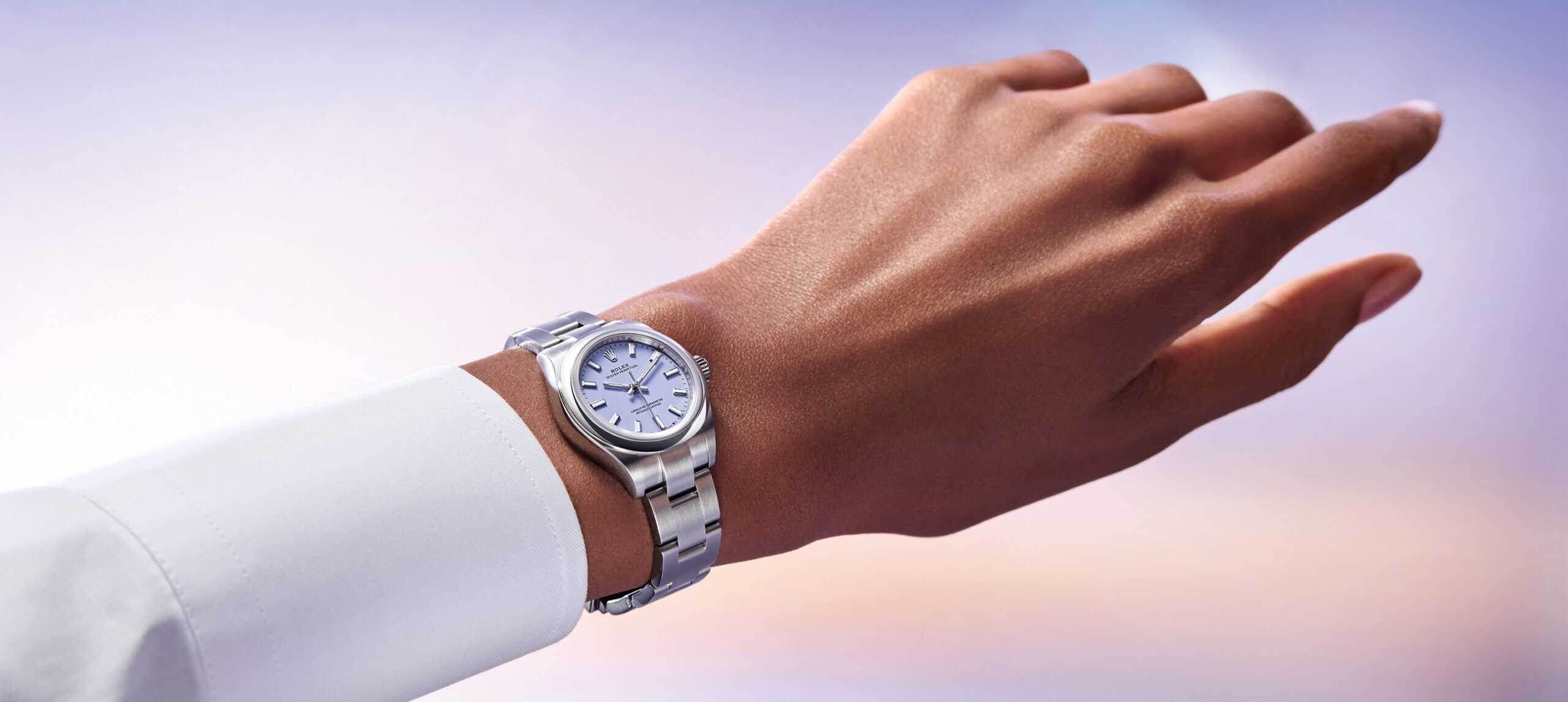 Die Oyster Perpetual mit lavendelfarbenem Zifferblatt am Handgelenk