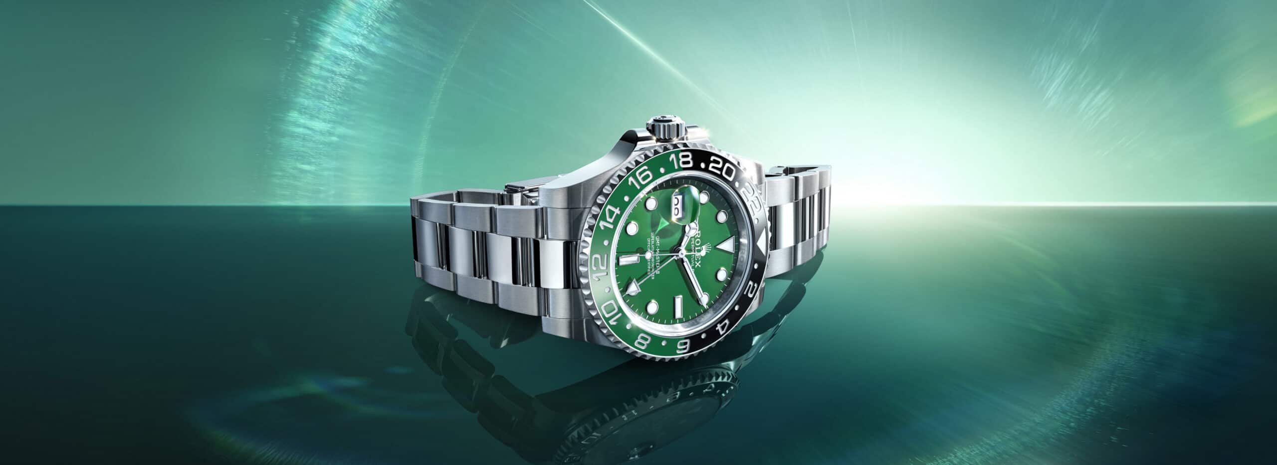 Die Rolex Oyster Perpetual GMT-Master mit schwarz-grüner Lünette und grünem Zifferblatt bei Juwelier S.M.Wild in Linz