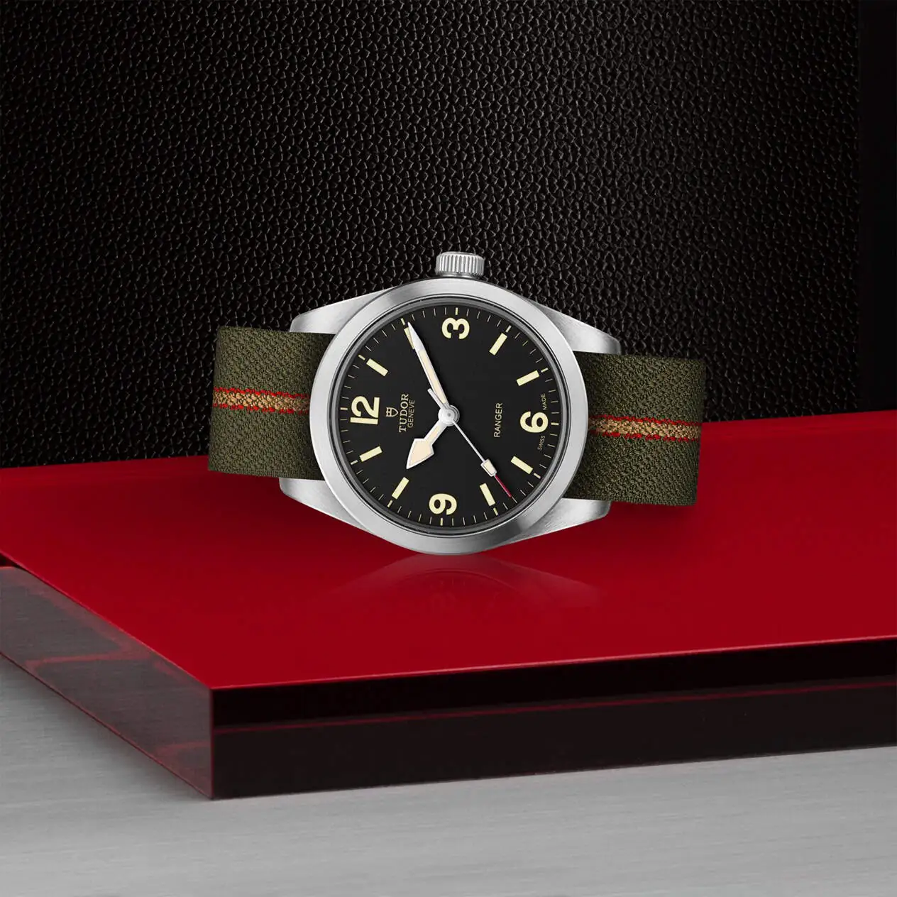Tudor Ranger mit 36 Millimeter-Edelstahlgehäuse, Textilband und schwarzem Zifferblatt liegend