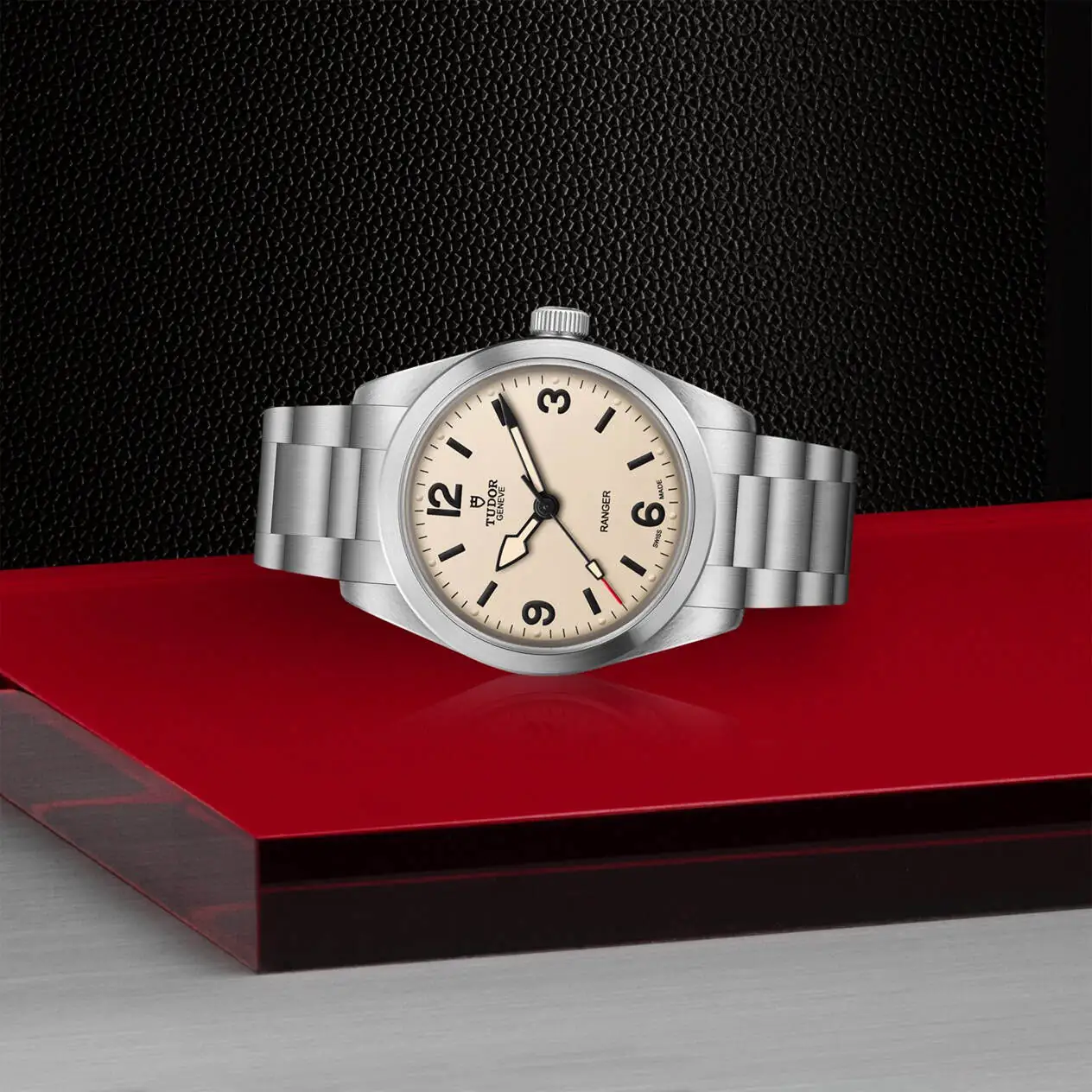 Tudor Ranger mit 36 Millimeter-Edelstahlgehäuse, Edelstahlband und sandfarbenem Zifferblatt liegend