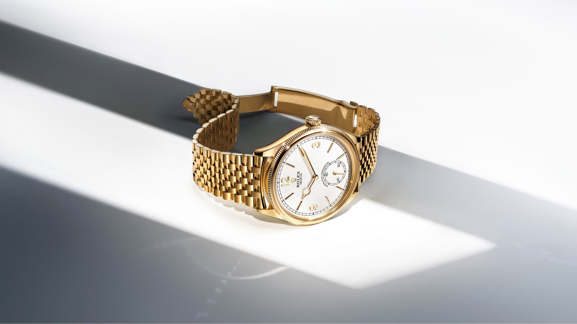 Die Rolex 1908 in 18 Karat Gelbgold liegend