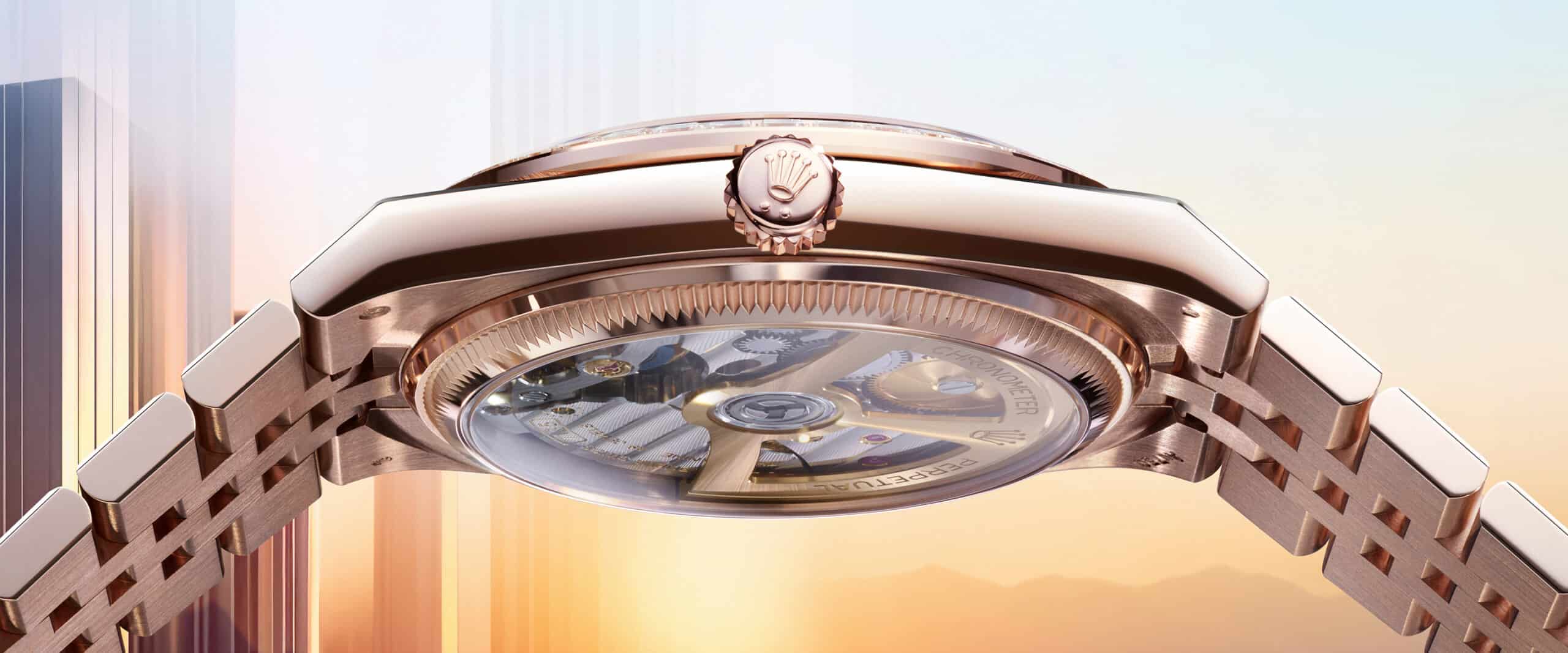 Der Saphirglasboden der Rolex Land-Dweller in Everose-Gold