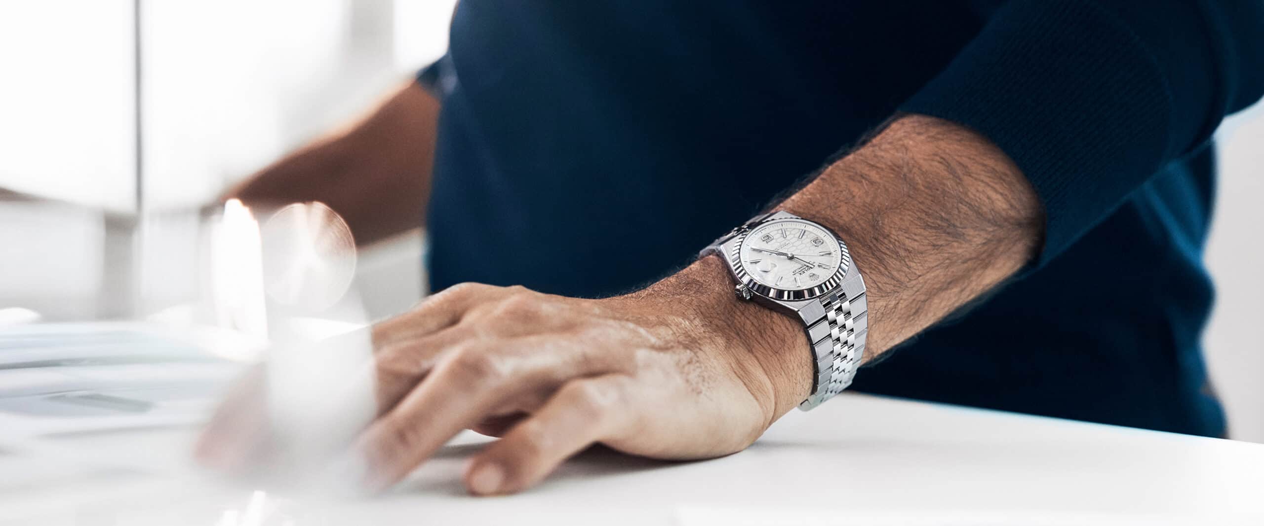 Die neue Rolex Oyster Perpetual Land-Dweller am Handgelenk von Roger Federer
