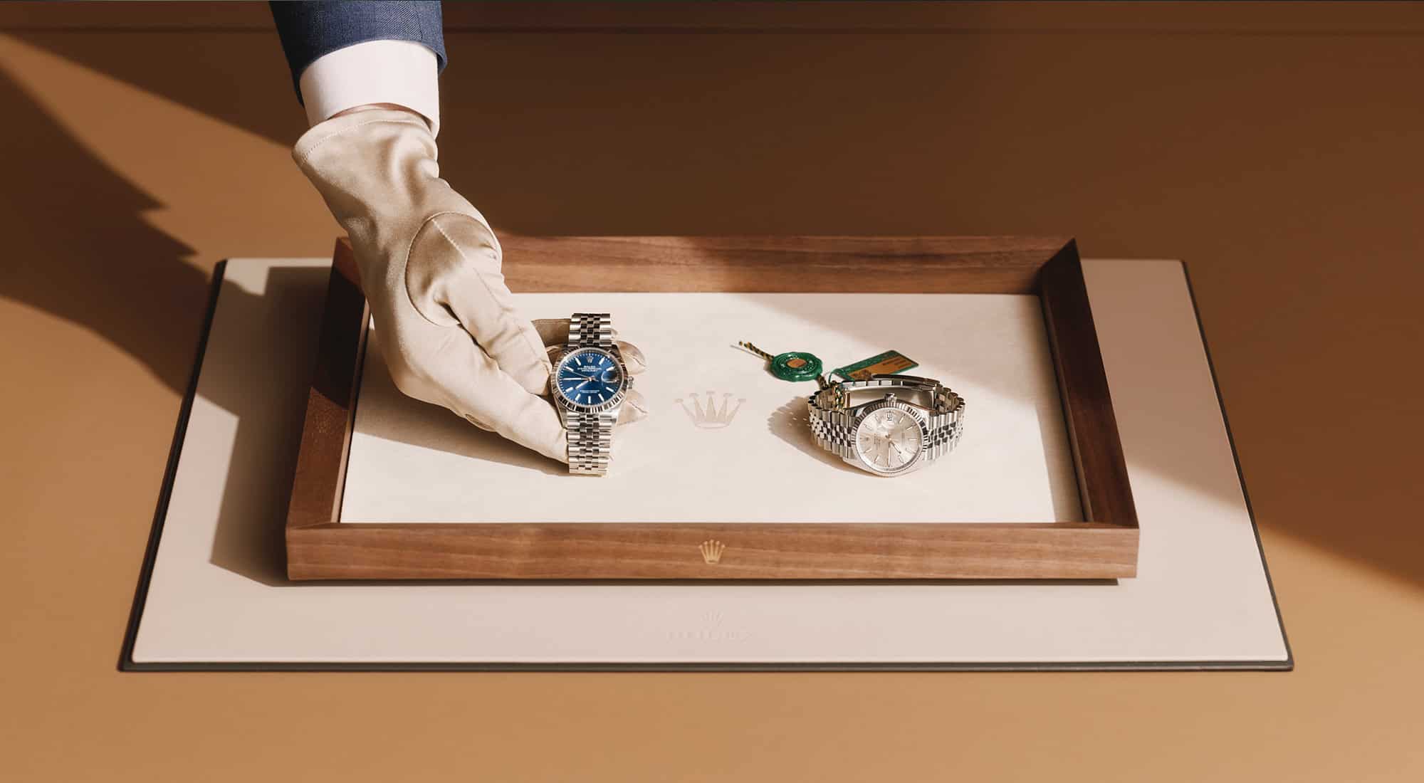 Präsentation einer Rolex Datejust mit dem Chronometer der Superlative Siegel auf dem Rolex Vorlage-Tablett