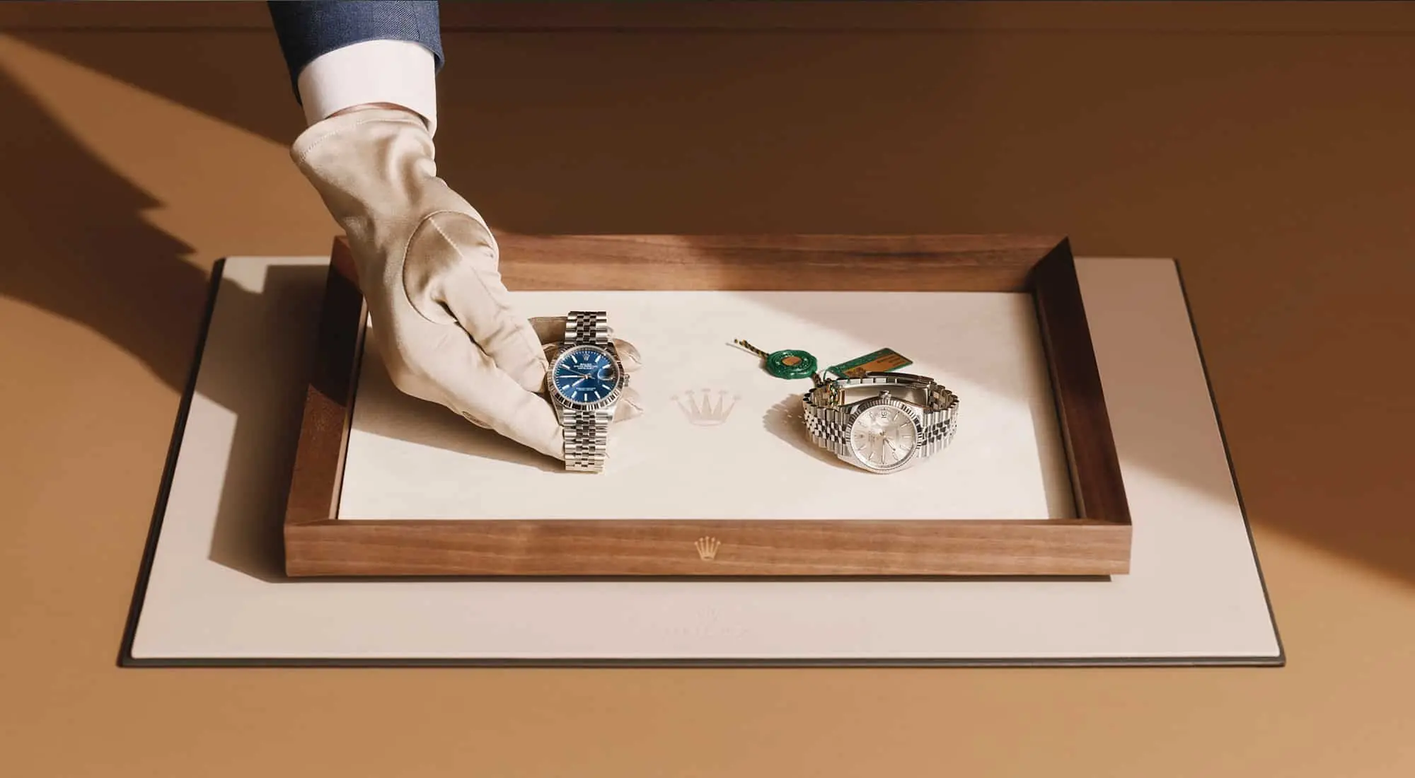 Präsentation einer Rolex Datejust mit dem Chronometer der Superlative Siegel auf dem Rolex Vorlage-Tablett