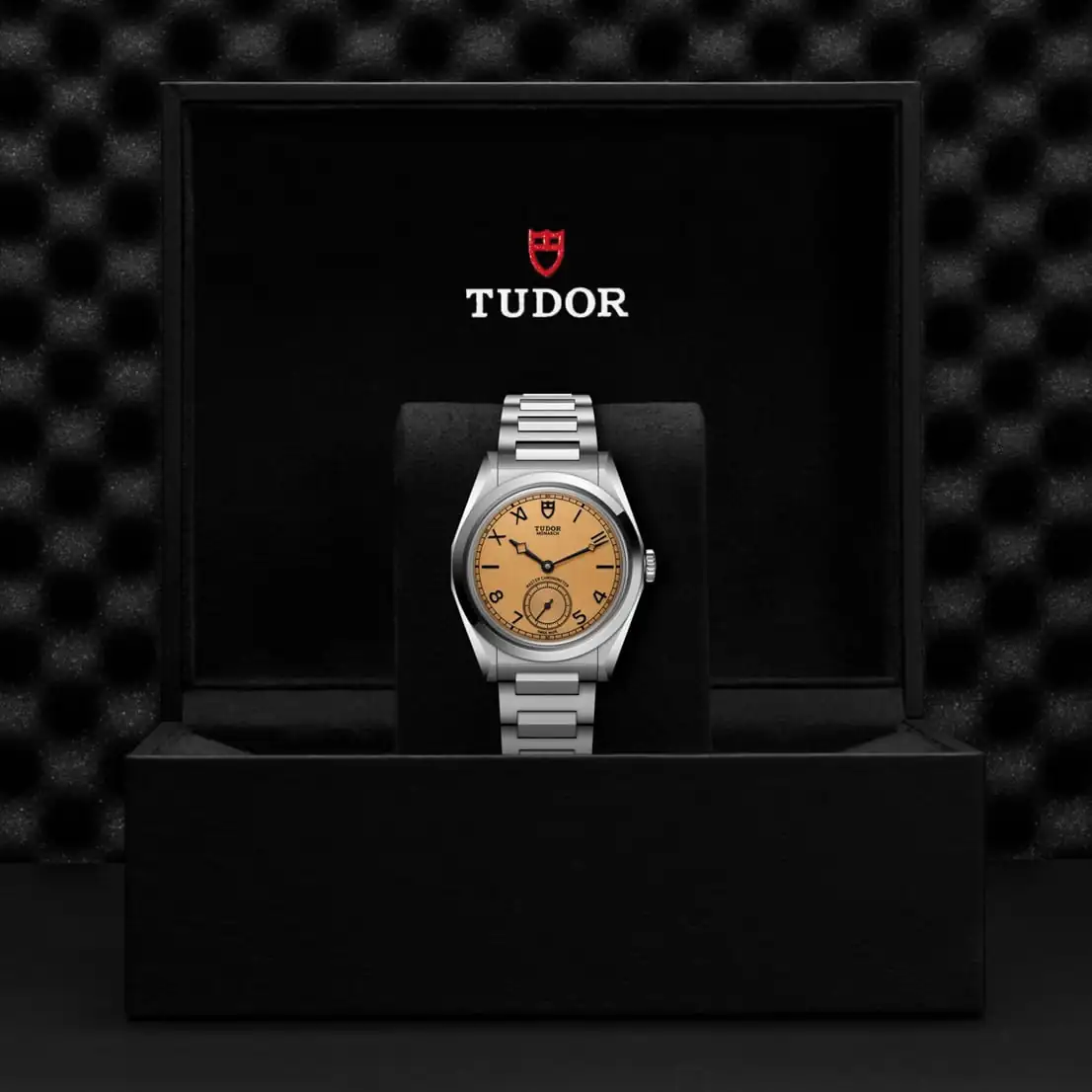 Tudor Monarch mit 39 Millimeter-Edelstahlgehäuse, Edelstahlband und champagnerfarbenem Zifferblatt in der Box