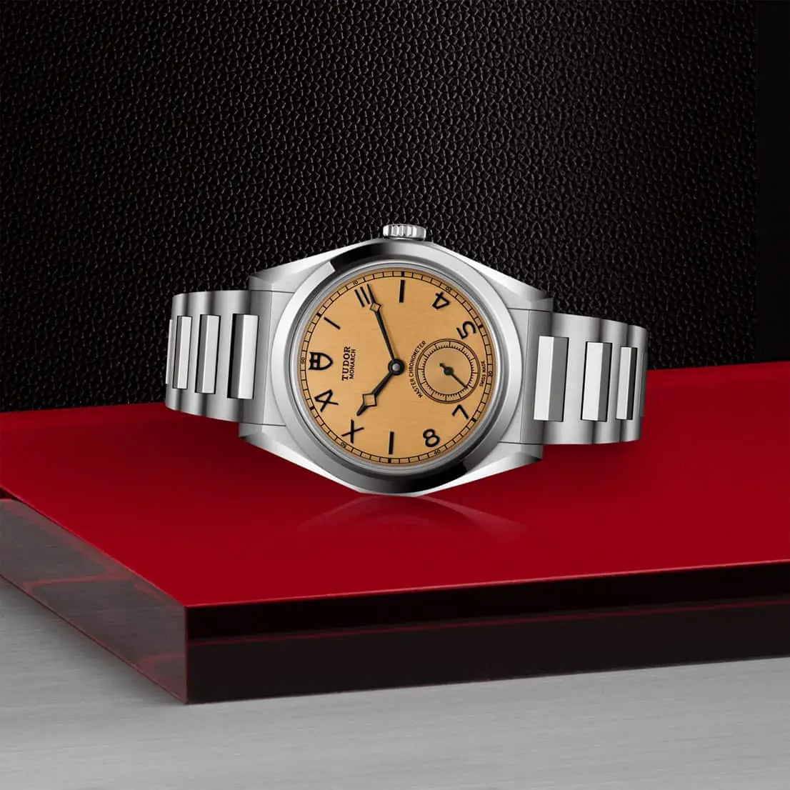 Tudor Monarch mit 39 Millimeter-Edelstahlgehäuse, Edelstahlband und champagnerfarbenem Zifferblatt liegend