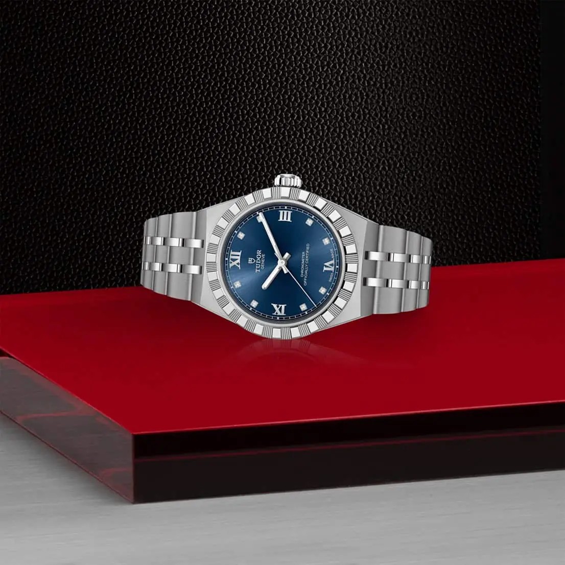 Tudor Royal mit Gehäuse und Band aus Edelstahl und blauem Zifferblatt und 30 Millimeter Durchmesser liegend