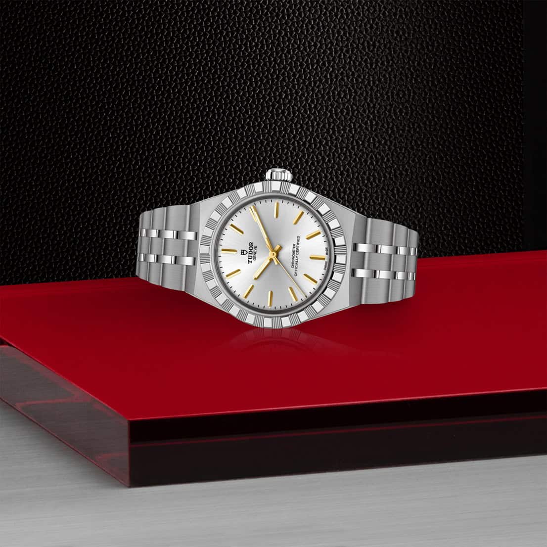 Tudor Royal mit Gehäuse und Band aus Edelstahl und silberfarbenem Zifferblatt und 30 Millimeter Durchmesser liegend