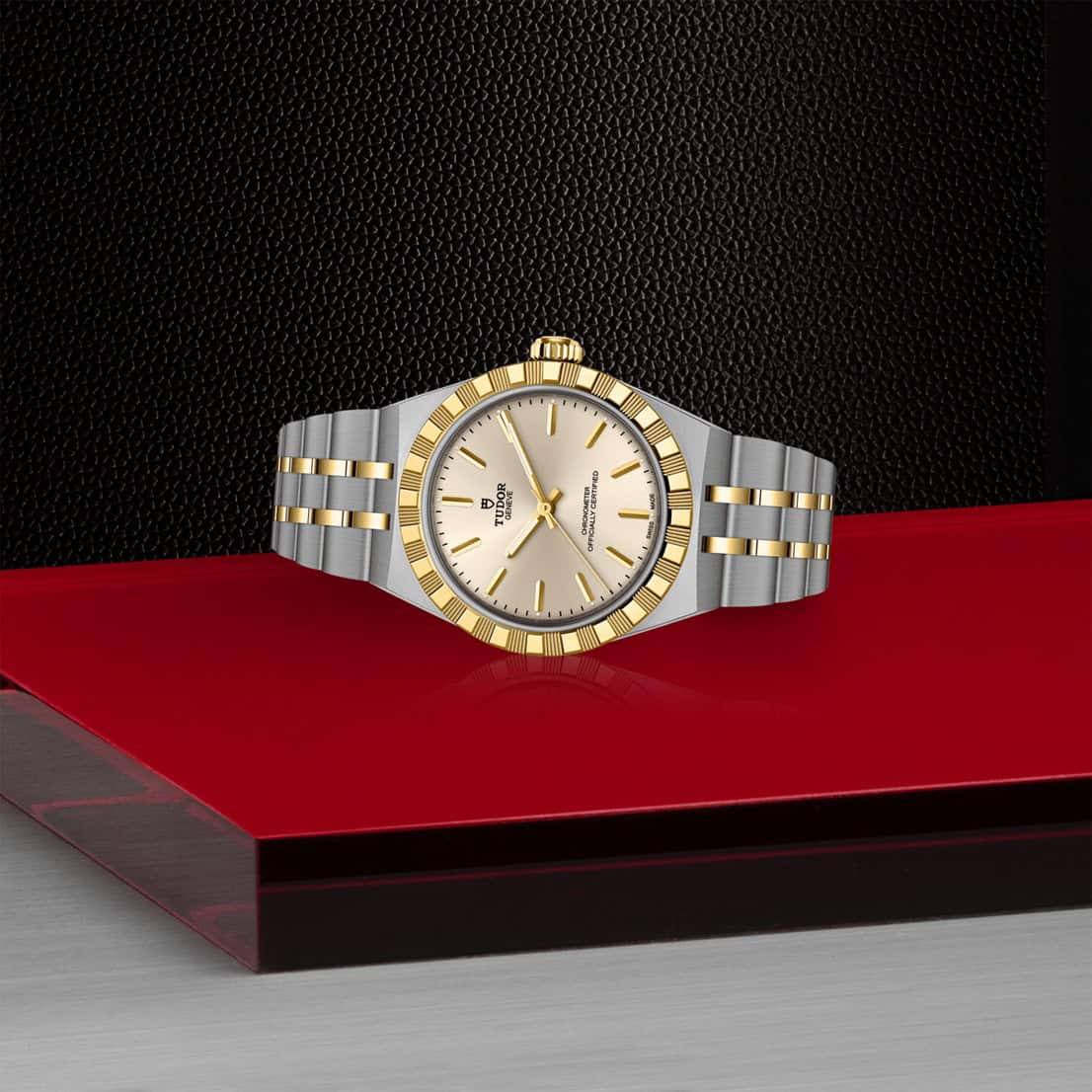 Tudor Royal mit Gehäuse und Band aus Edelstahl und Gelbgold mit champagnerfarbenem Zifferblatt und 30 Millimeter Durchmesser liegend