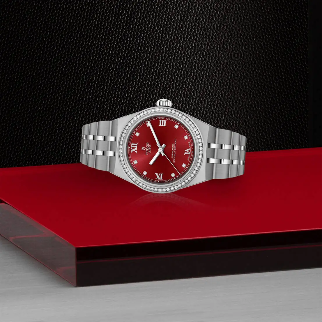 Tudor Royal mit Gehäuse und Band aus Edelstahl und bordeauxfarbenem Zifferblatt und 30 Millimeter liegend