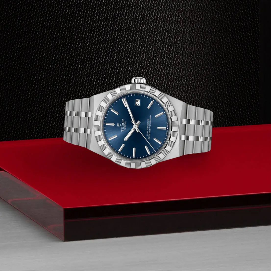 Tudor Royal mit Gehäuse und Band aus Edelstahl und blauem Zifferblatt und 36 Millimeter Durchmesser liegend