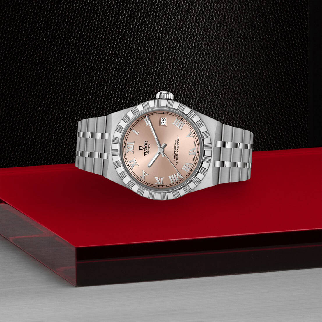 Tudor Royal mit Gehäuse und Band aus Edelstahl und lachsfarbenem Zifferblatt und 36 Millimeter Durchmesser liegend